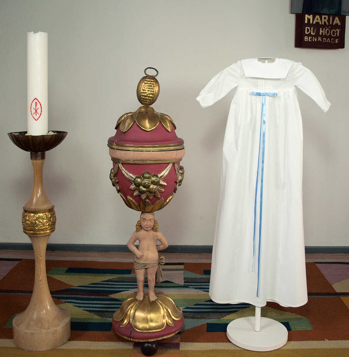 Minimundus dopklänning med stråveck ekologiskt lin fyrkantkrage ljusblå band