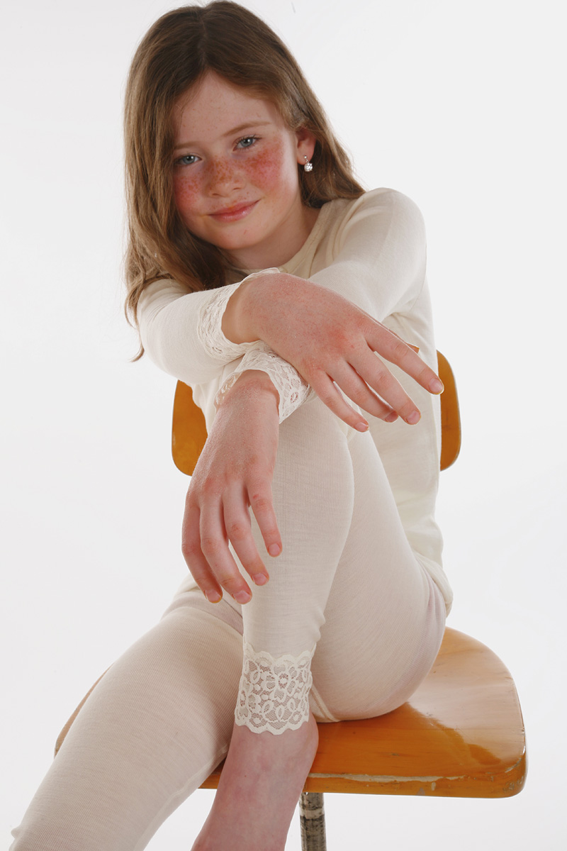 Janus barn underställ av merinoull långkalsonger och tröja med spetskant ullvit