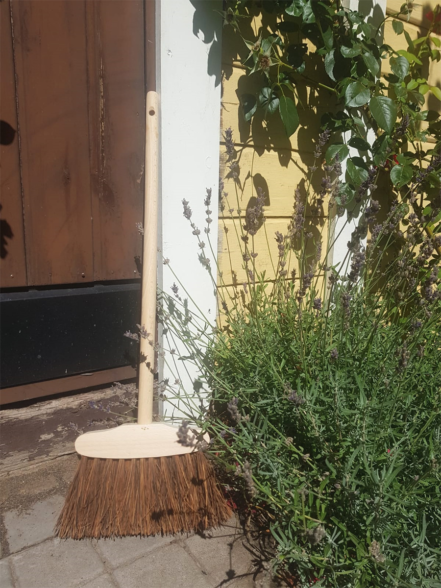 Trappkvast av bokträ med naturborst