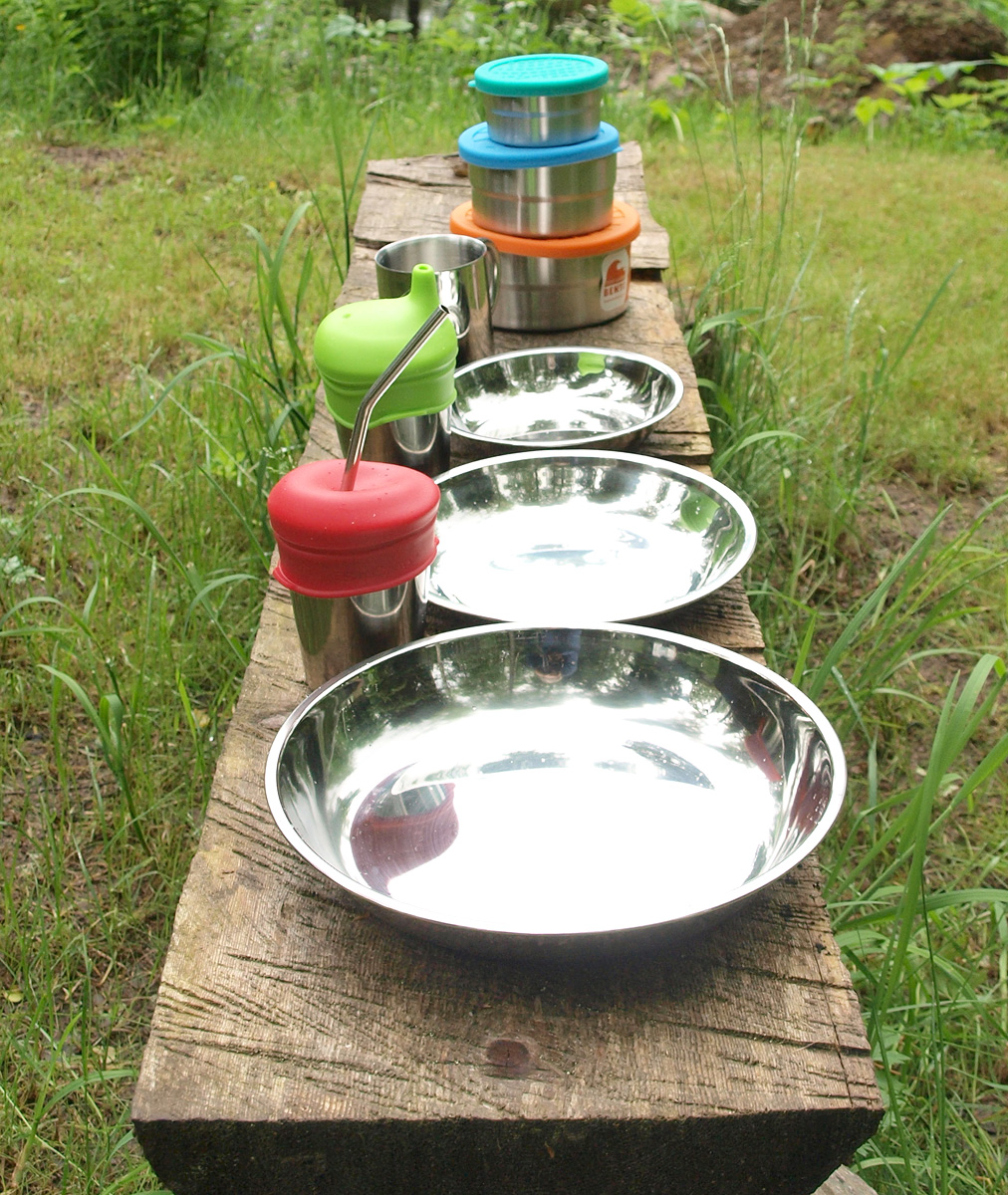 Tallrikar muggar och matlådor av rostfritt stål SipSnap silikonlock samlad bild