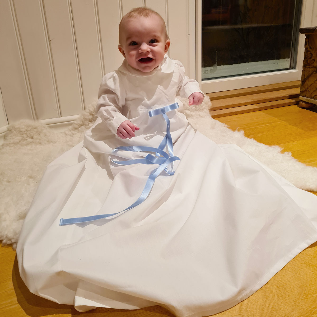 Dopklänning i ekologisk bomull modell med krage och broderi, satinband ingår, välj färg