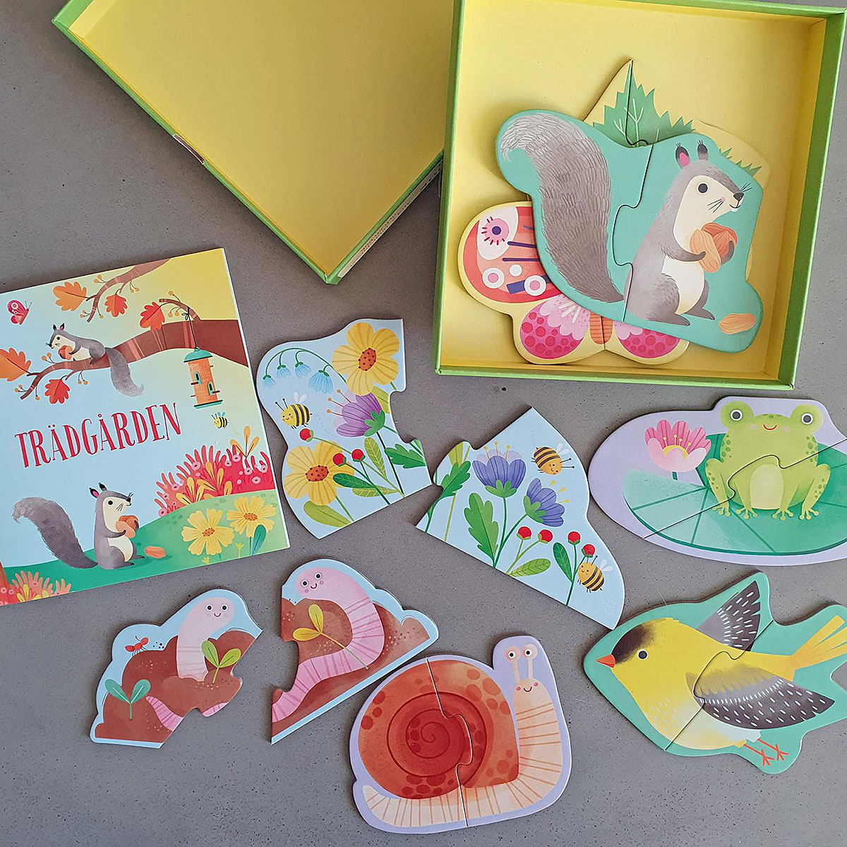 Pussel och bokpaket Trädgården 8 st 2-delars pussel samt en bok